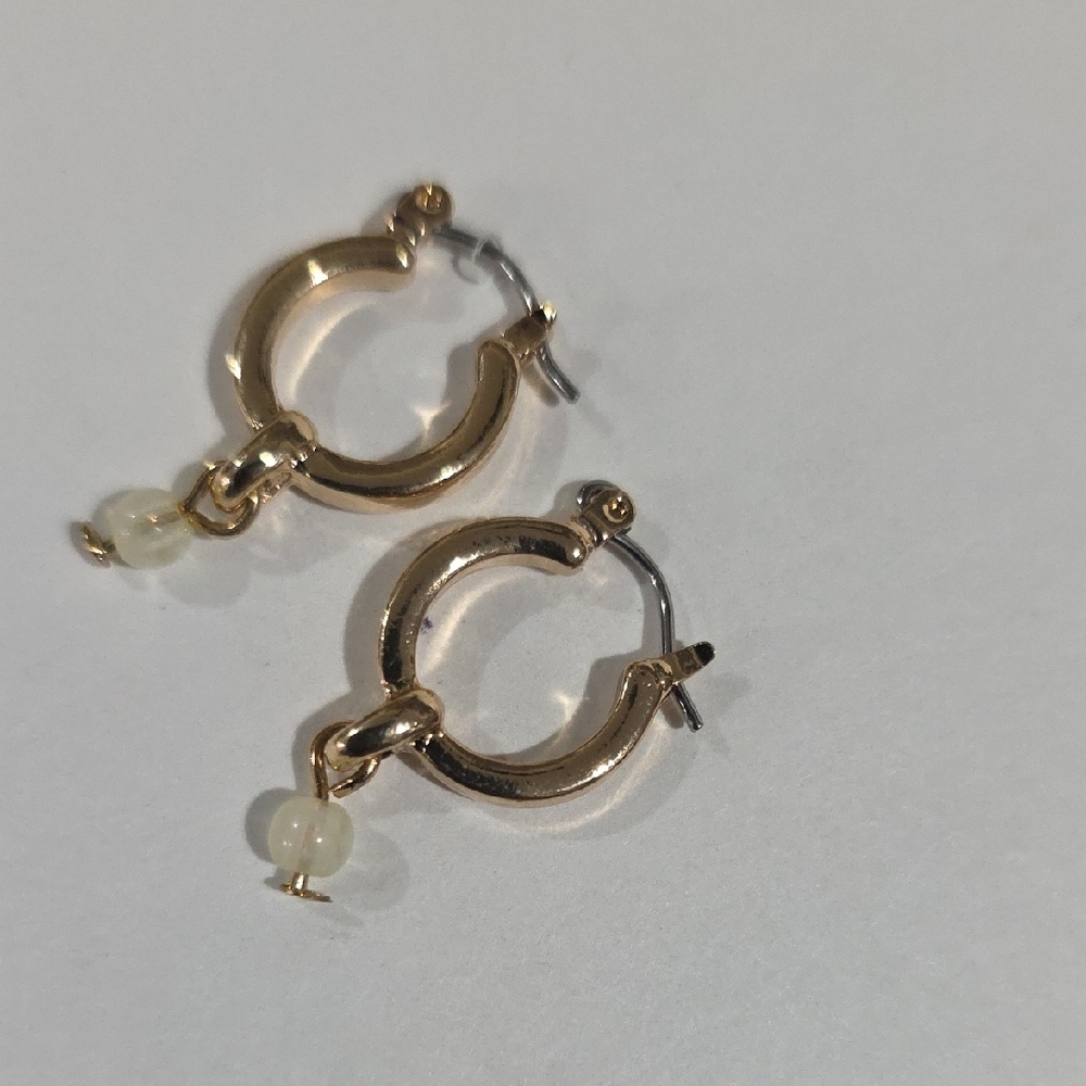Gold Hoop Earrings with Cream Bead – Elegant Minimalist Jewelry for Women - Picture 7 of 10